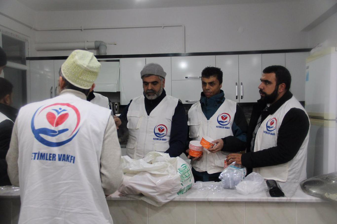 Yetimler Vakfı ve Elâzığ Umut Kervanı deprem bölgesinde yardımlarına başladı